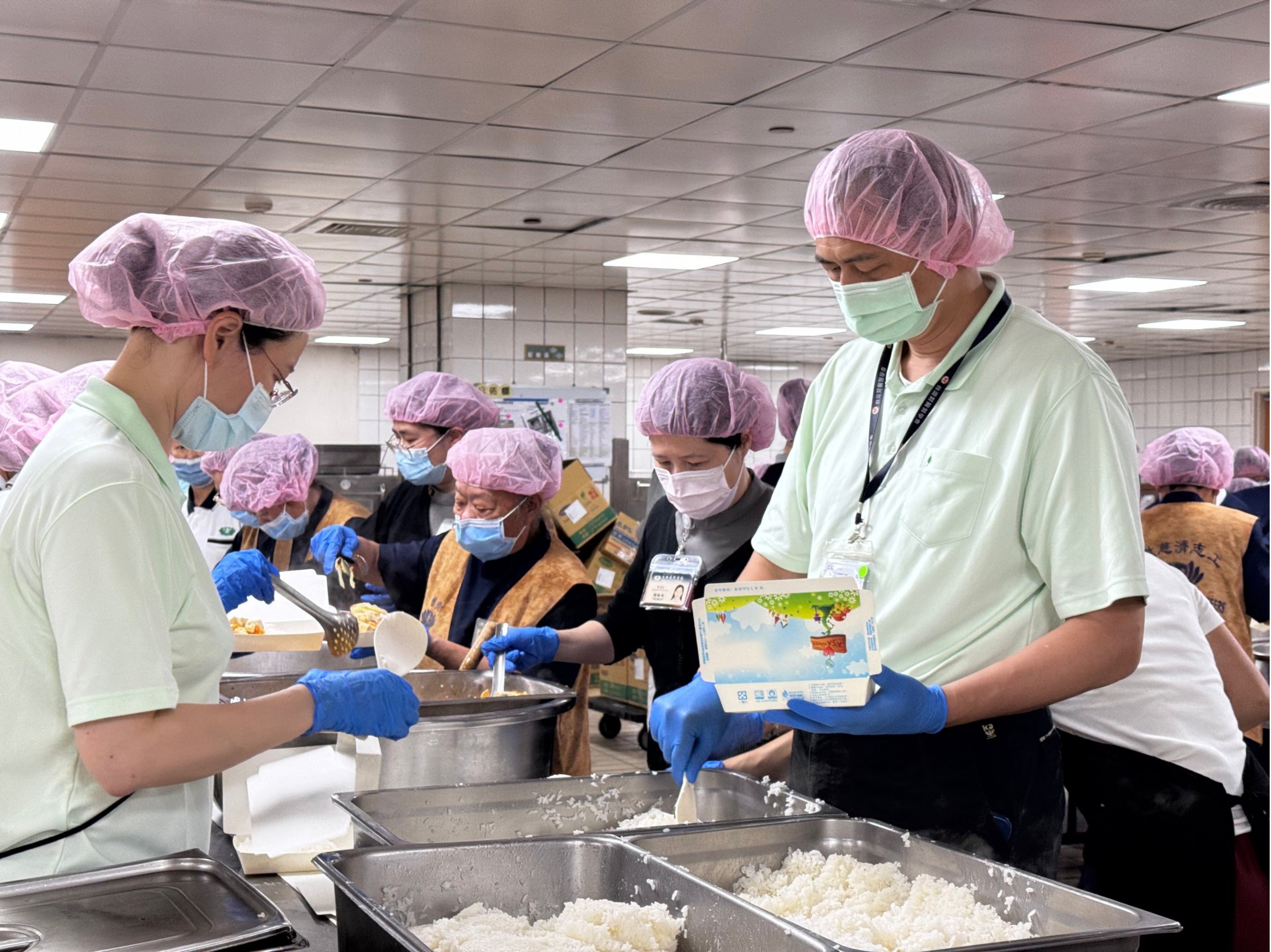 丹娜絲肆虐災區停水停電 醫師挺身送熱食暖民心