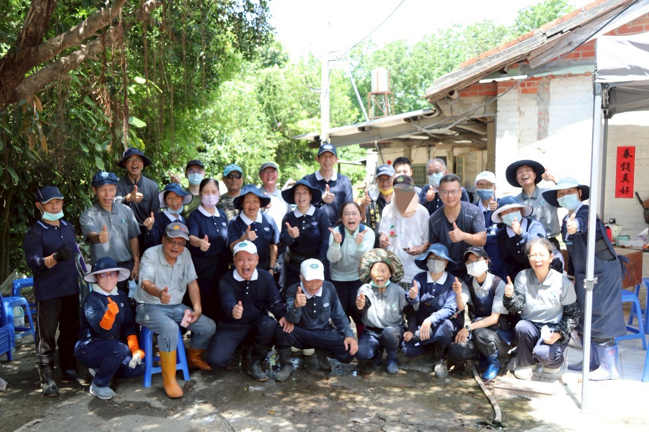 LINE_ALBUM_202561關懷戶打掃蒜頭生態園區_250602_6_385eb.jpg