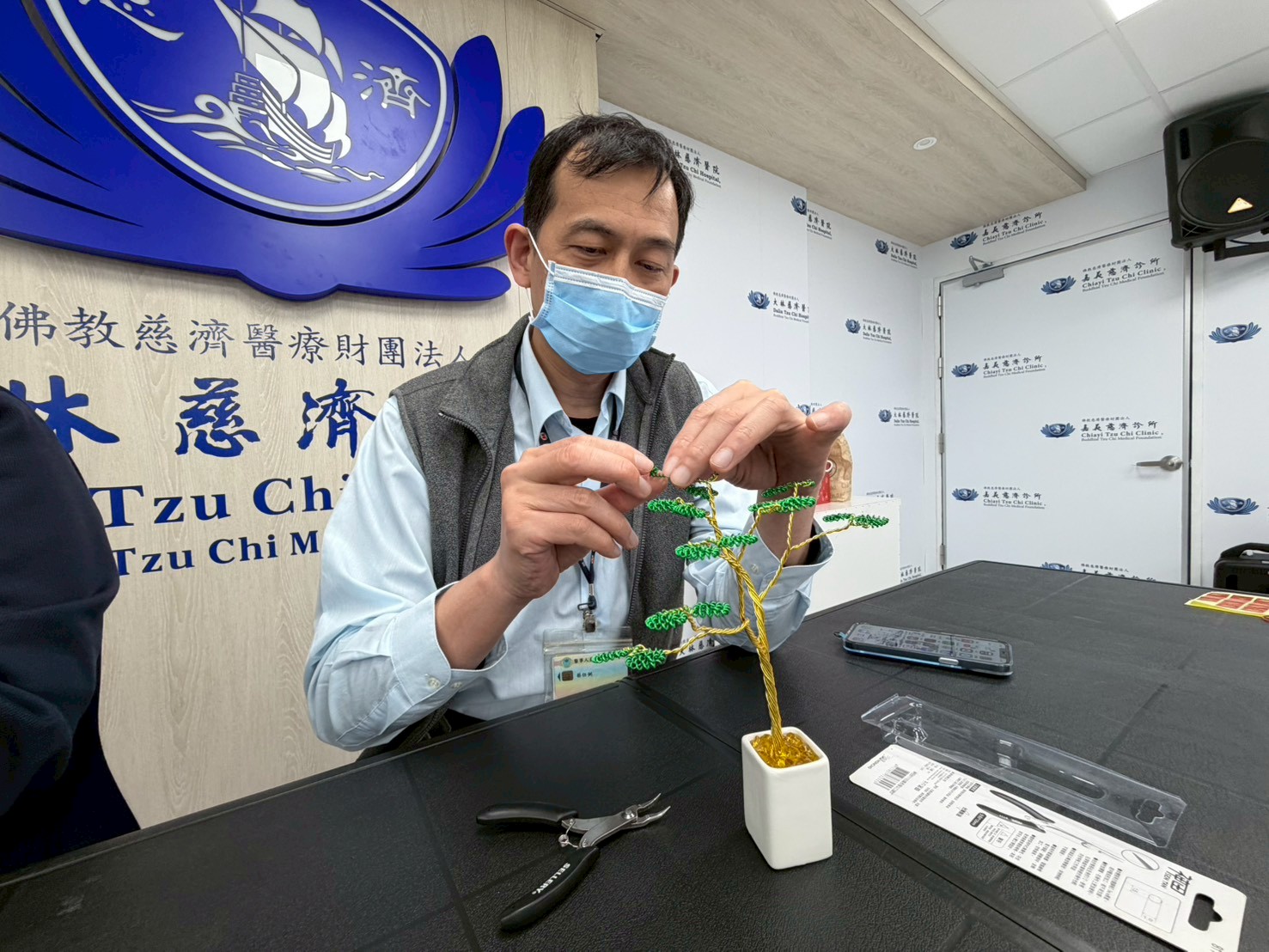 嘉義慈濟與脊損中心攜手 用金縷樹轉動生命美學